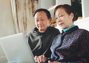 Couple learning about lung cancer