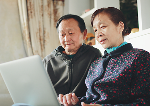 Couple learning about lung cancer